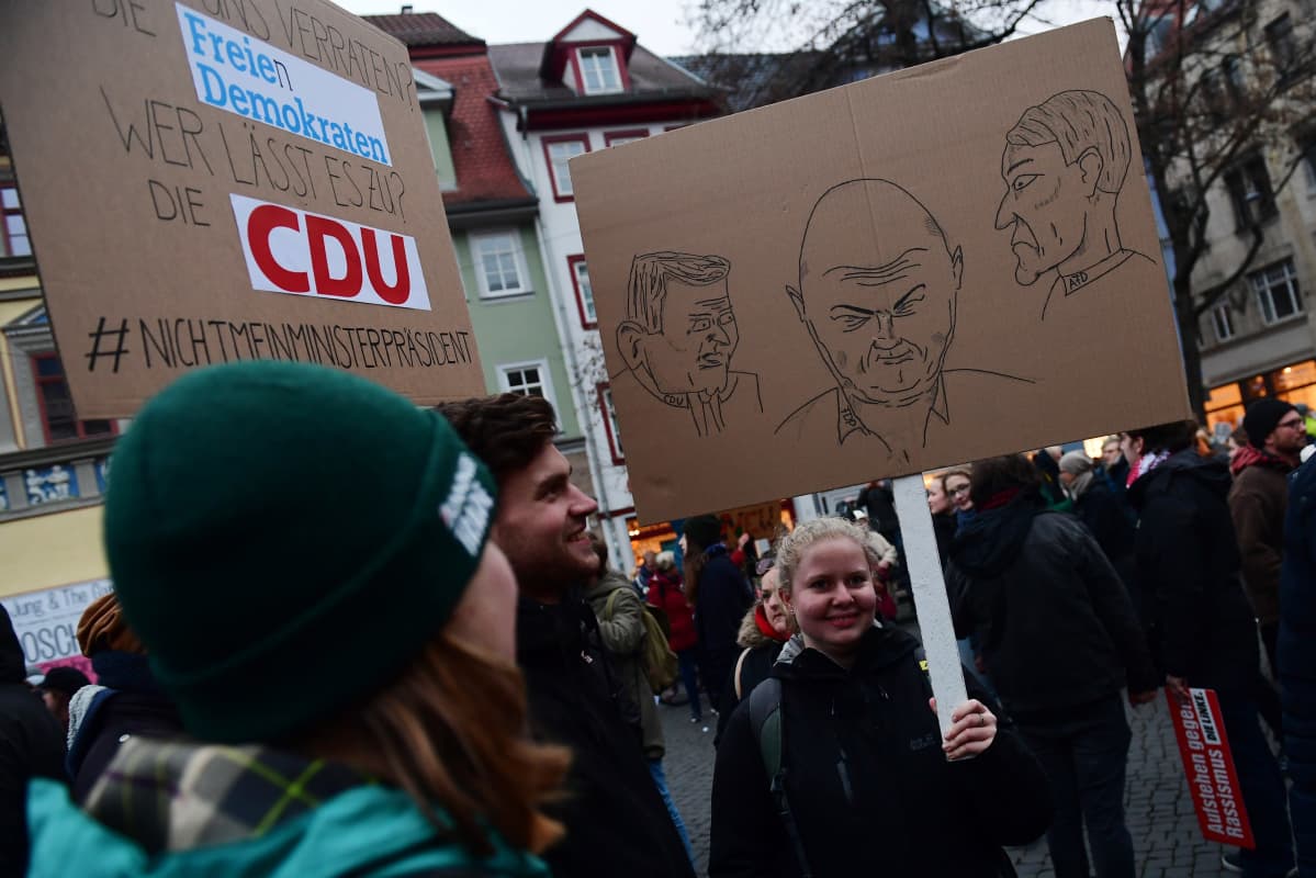AfD:n kanssa harjoitetusta poliittisesta yhteistyöstä suivaantuneet mielenosoittajat heiluttivat viime viikolla Thüringenin paikallisten poliitikkojen kuvilla varustettuja kylttejä Erfurtissa.