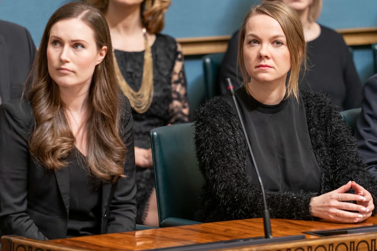 Sanna Marin ja Katri Kulmuni Hallituksen aitiossa eduskunnassa.