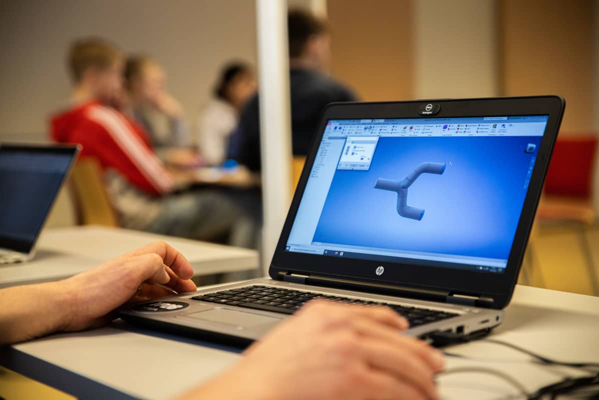 Tietokoneruudulla kaksihaaraisen putken 3D mallinnuskuva.