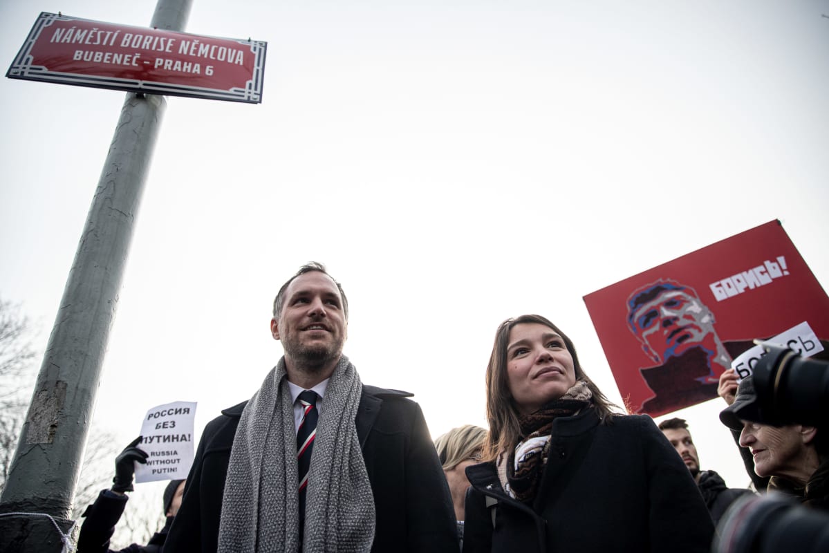 Prahan pormestari Zdeněk Hřib osallistui tapetun oppositiopoliitikon Boris Nemtsovin mukaan nimetyn aukion julkistamistilaisuuteen Prahassa Boris Nemtsovin tyttären Zhanna Nemtsovan kanssa.