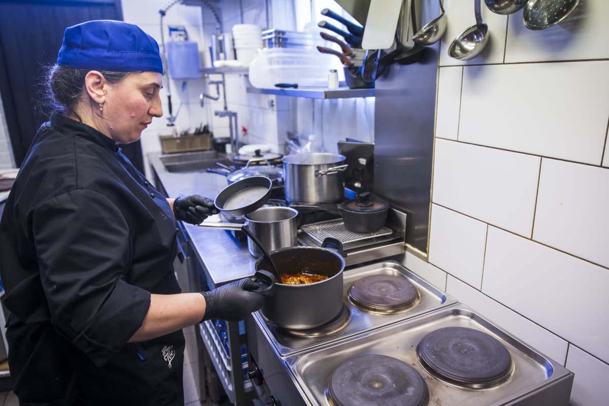 Georgialainen kokki tekee ruokaa Georgialaisessa ravintola Rionissa