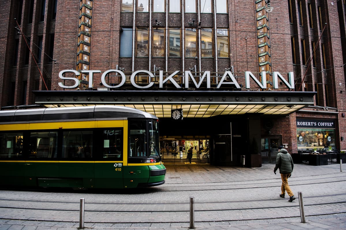 Kuvassa on Stockmannin myymälä Helsingin Aleksanterinkadun ja Mannerheimintien kulmassa.