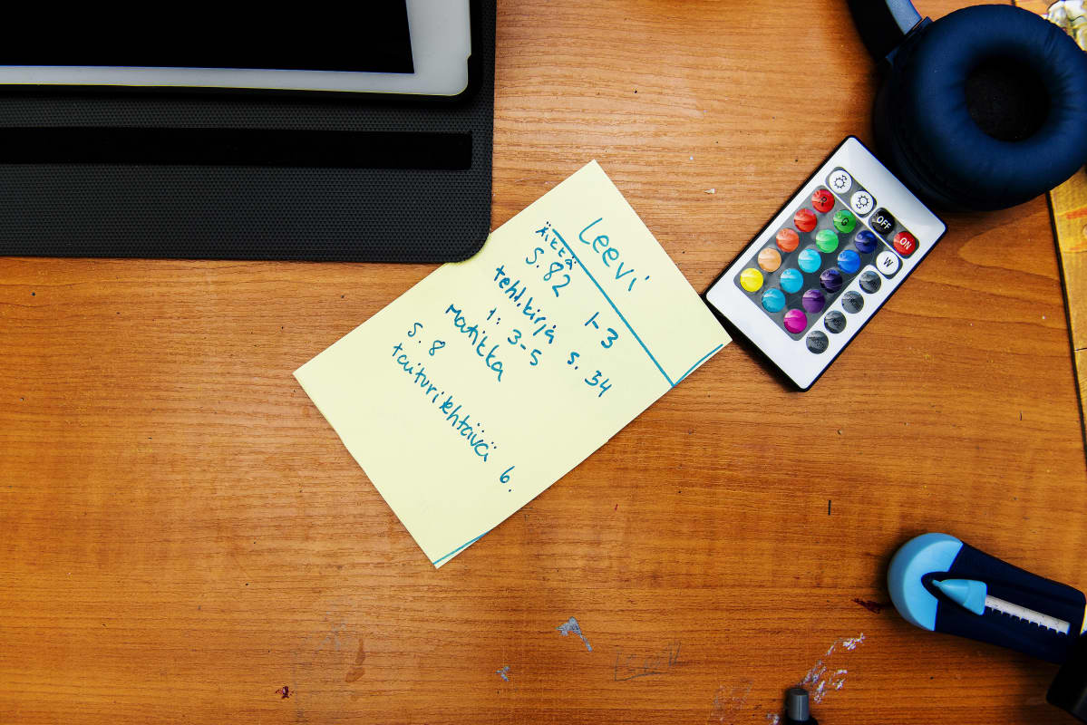Leevin aamupäivän ohjelma löytyy post-it-lapulta.