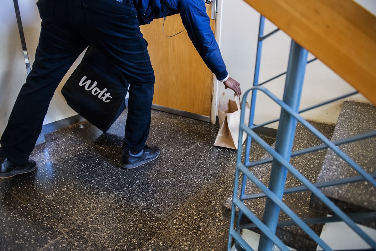 Kuvassa on on kotiin kuljetettu ruoka-annos.