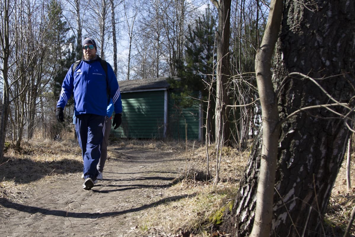 Miika Korpela on kävelyllä Kivinokan ulkoilualueella Helsingissä.