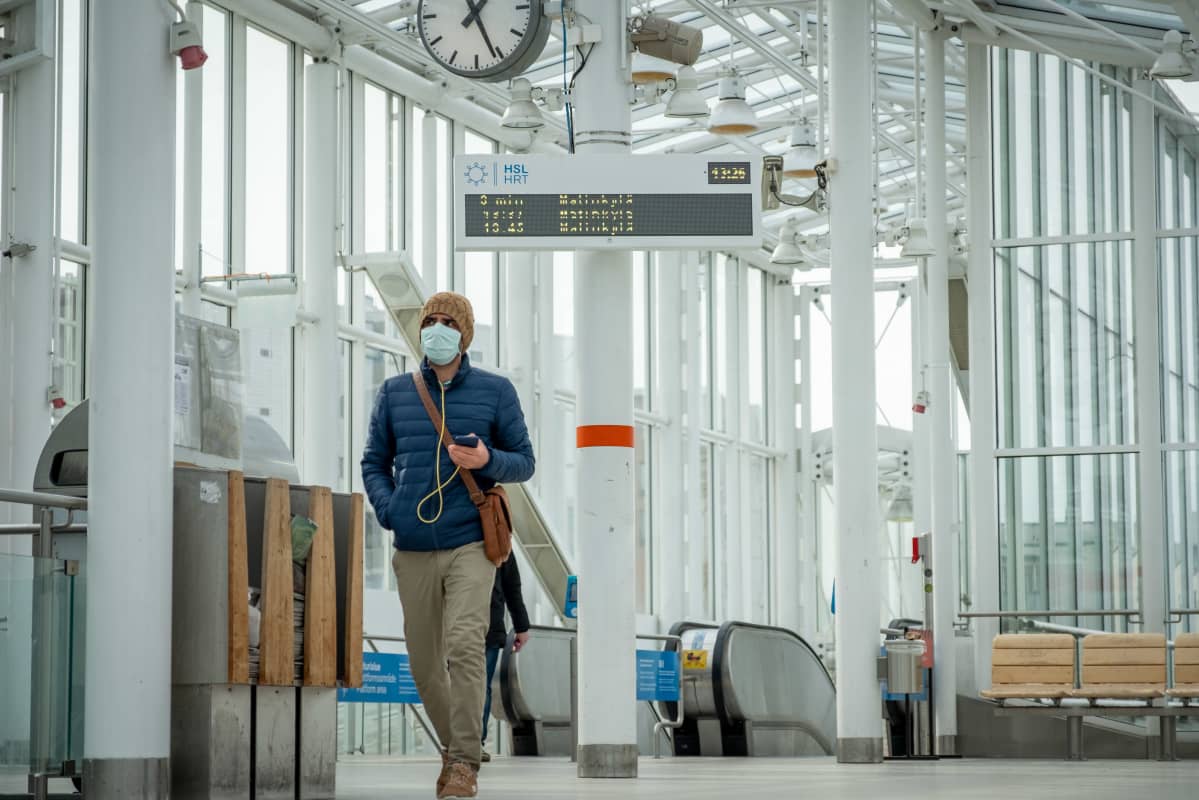 Ihminen kävelee Vuosaaren metroasemalla.