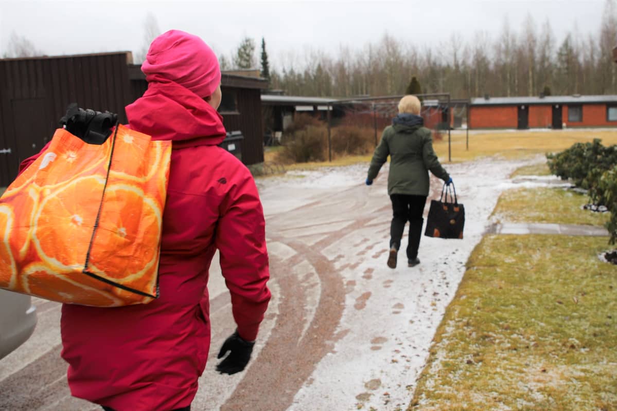 Kärkölän kunnan työntekijät tuovat ostokset yli 70-vuotiaiden ja riskiryhmäläisten kotiovelle.