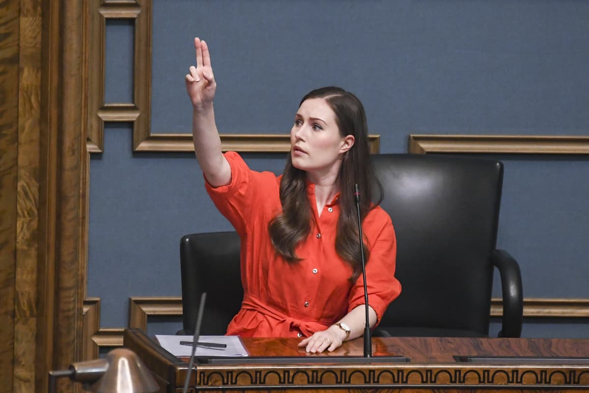 Statsminister Sanna Marin har sträckt upp handen och ber om ordet i riksdagens frågestund