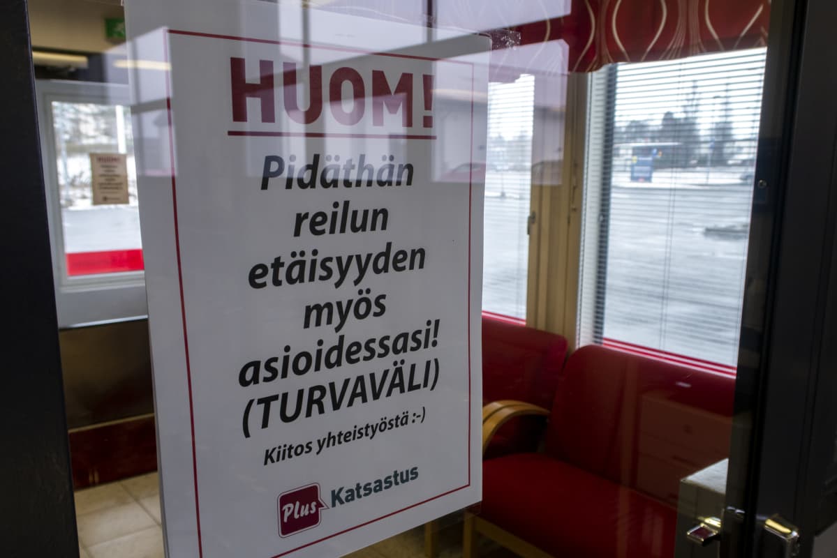 Ilmoitus koronaviruksen aiheuttamista muutoksista Pirkkalan Plus Katsastuksen ovessa