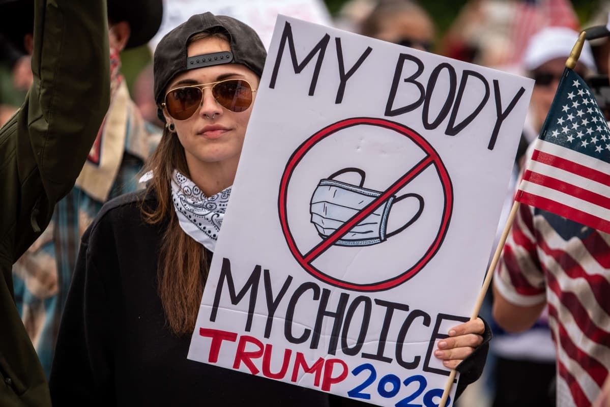 Nainen protestoi suojamaskin käyttöä vastaan lauantaina Austinissa, Texasissa.
