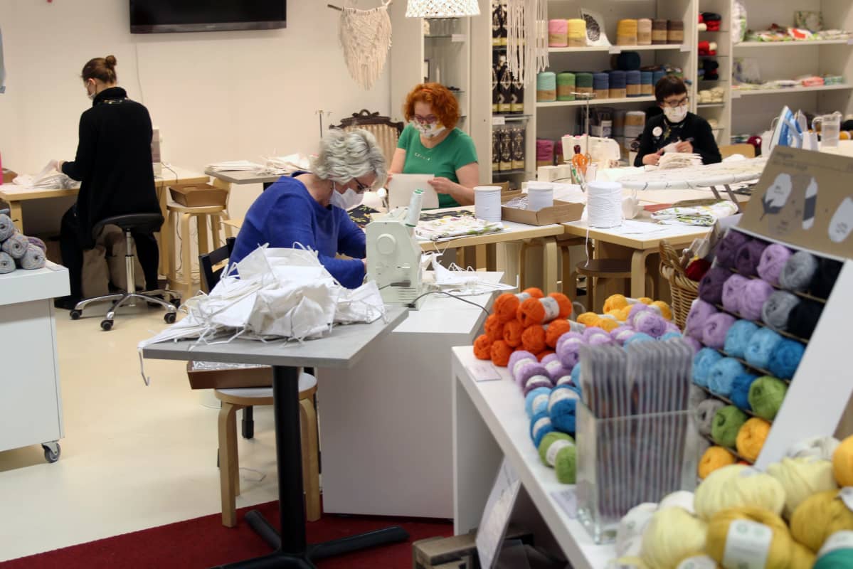 Mikkelin Taito Shopissa ommellaan kasvomaskeja.
