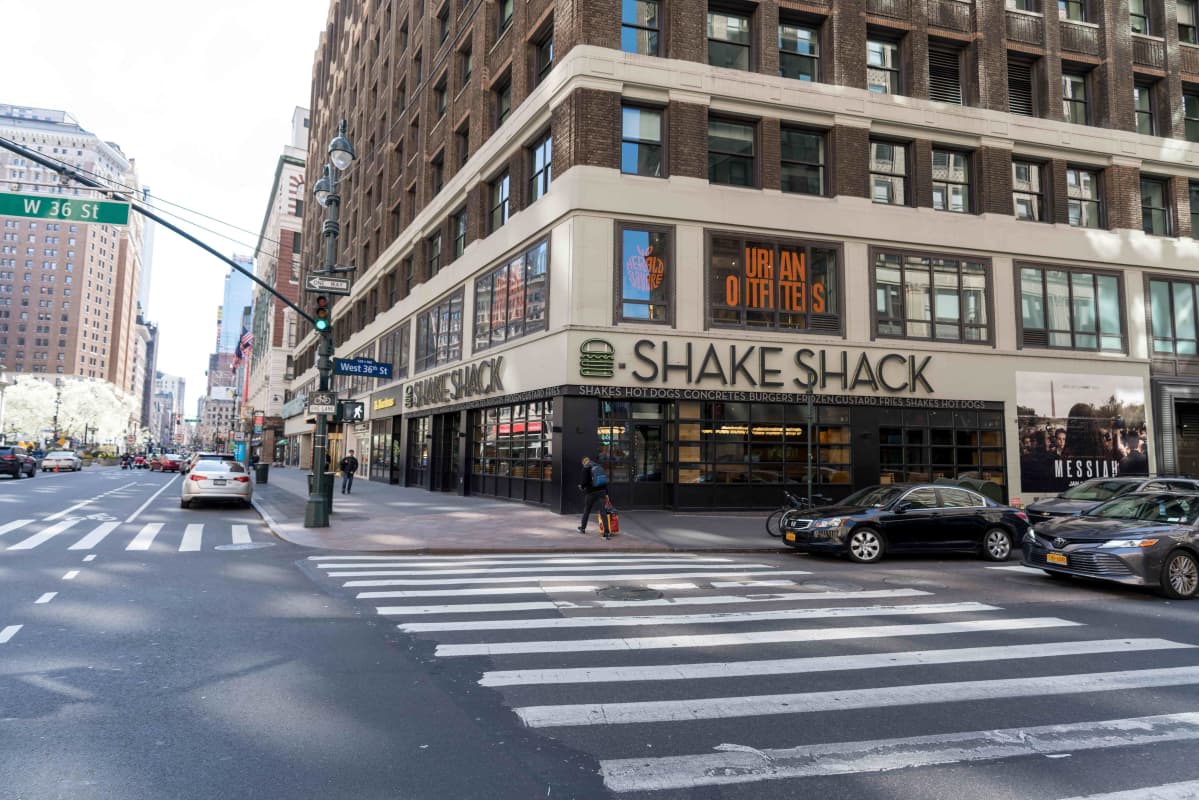 Shake Shack ja lähes autio katu.