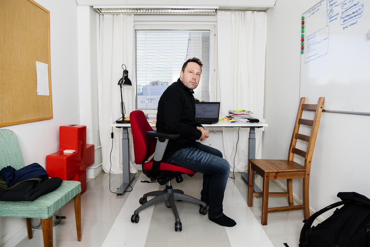 Kuvassa on SPR:n yhteisöpedagogi Miki Mielonen työpaikallaan Espoossa.