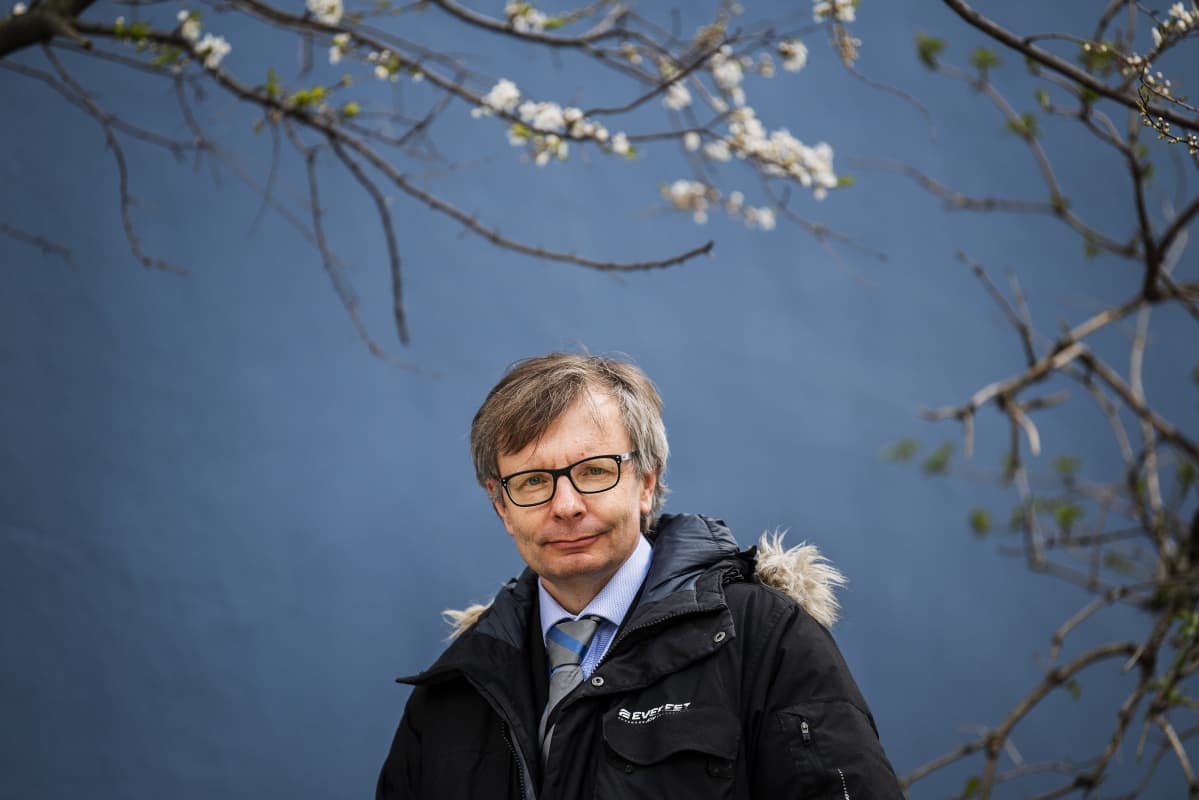 Kuvassa on THL:n Heikki Hiilamo.