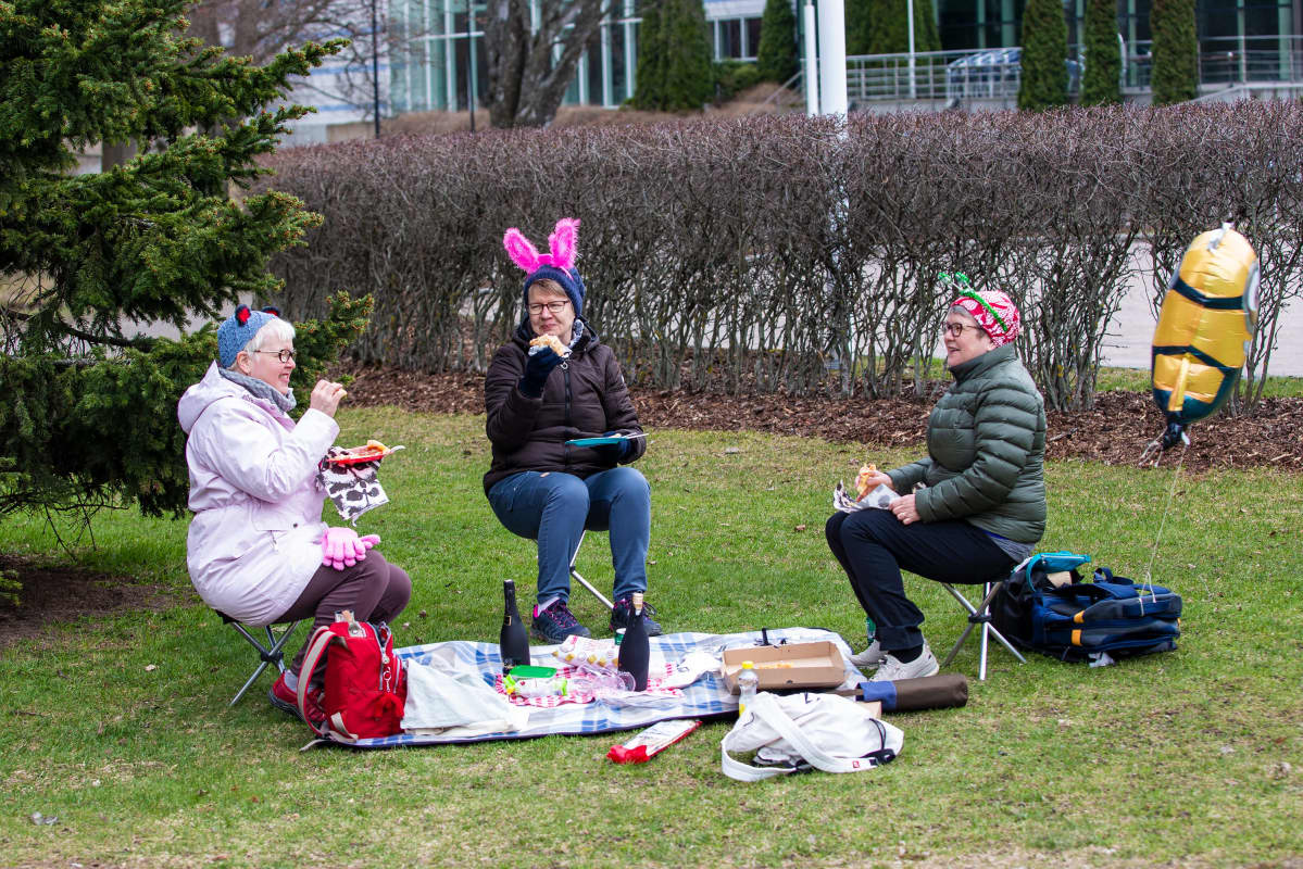 Tamperelaiset Eva-Maija Kunnas (vas.), Raija Mäkelä ja Hannele Majamäki löysivät oivan piknikpaikan Sorsapuistosta. Tilaa oli myös mölkylle, mikadolle, kun tunkua puistossa ei muuten ollut.