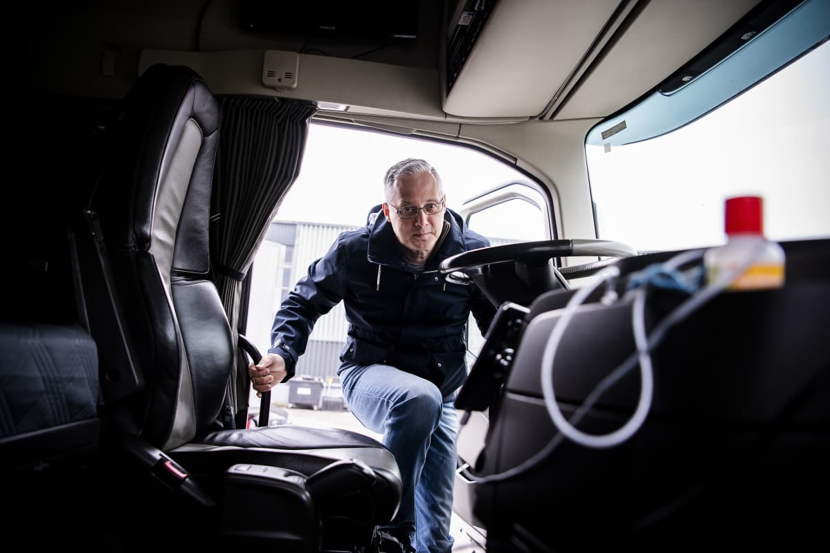 Kuvassa Star-Cargo Oy:n kautta UPS:lle työskentelevä Håkan Stara nousemassa ajoneuvoonsa.