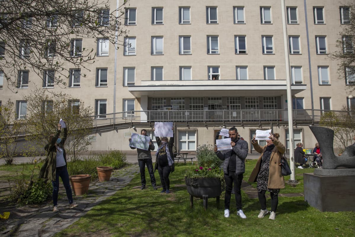 Ihmiset osoittivat mieltään synnytyksen tukihenkilöiden koronarajoituksia vastaan.