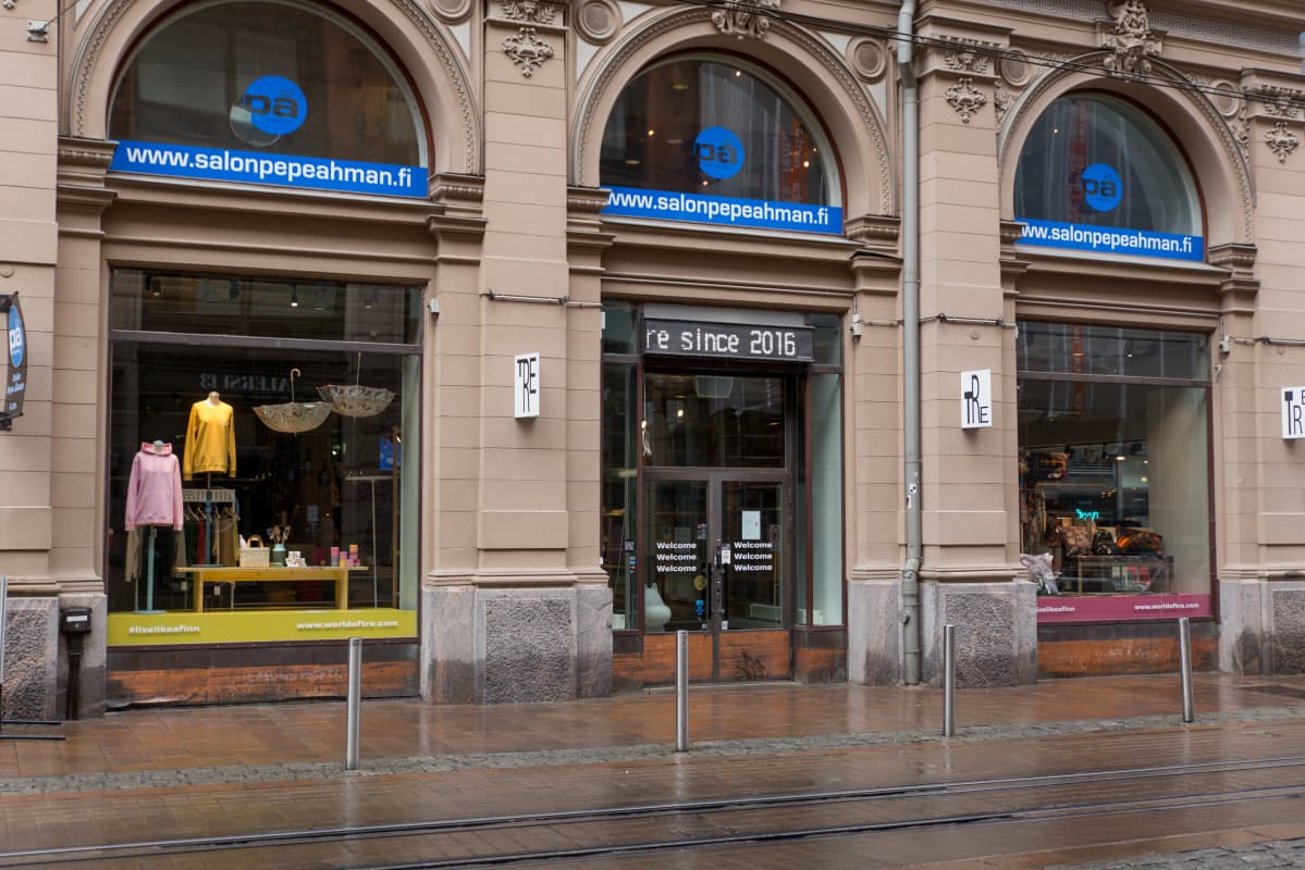 Koronaviruspandemian takia suljettu TREn myymälä Helsingissä.