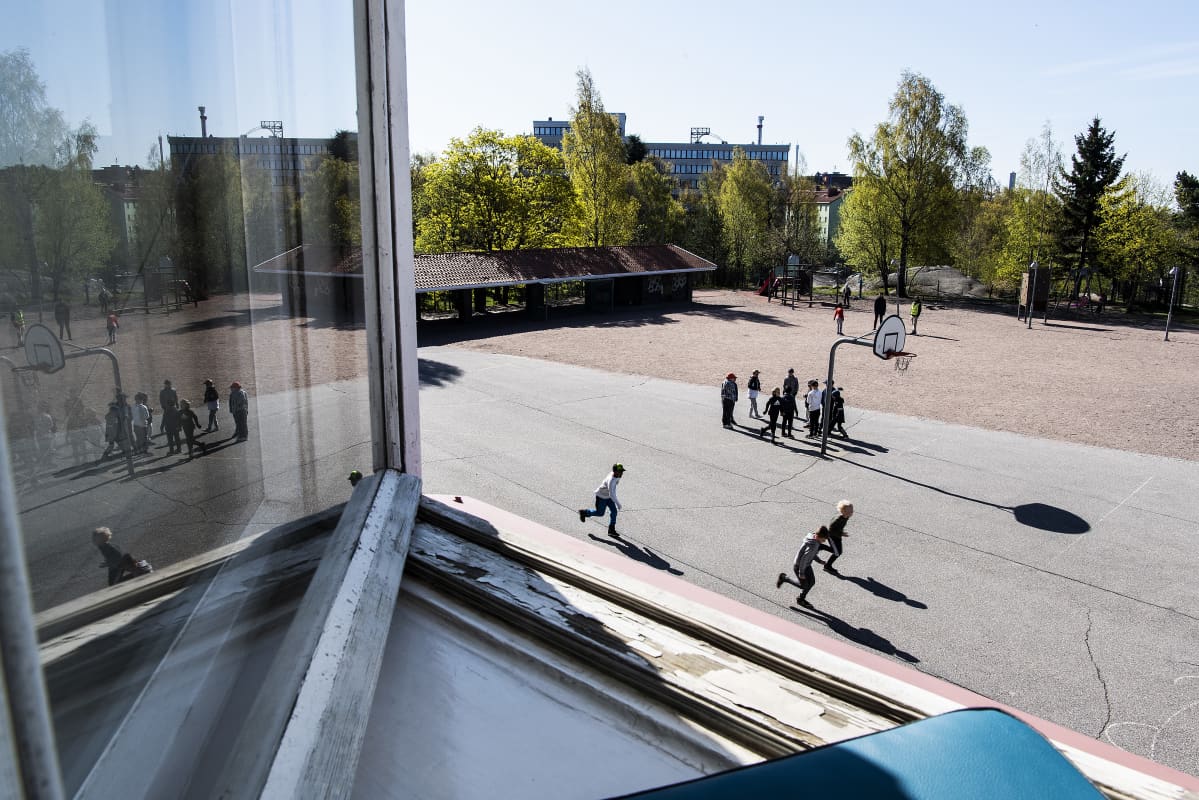 Kuvassa on näkymä ulos luokan ikkunasta.
