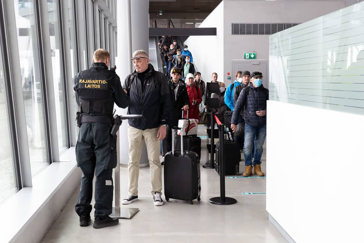 Rajavartiolaitos tarkistaa matkustajia Helsingin Länsisatamassa 15. toukokuuta.