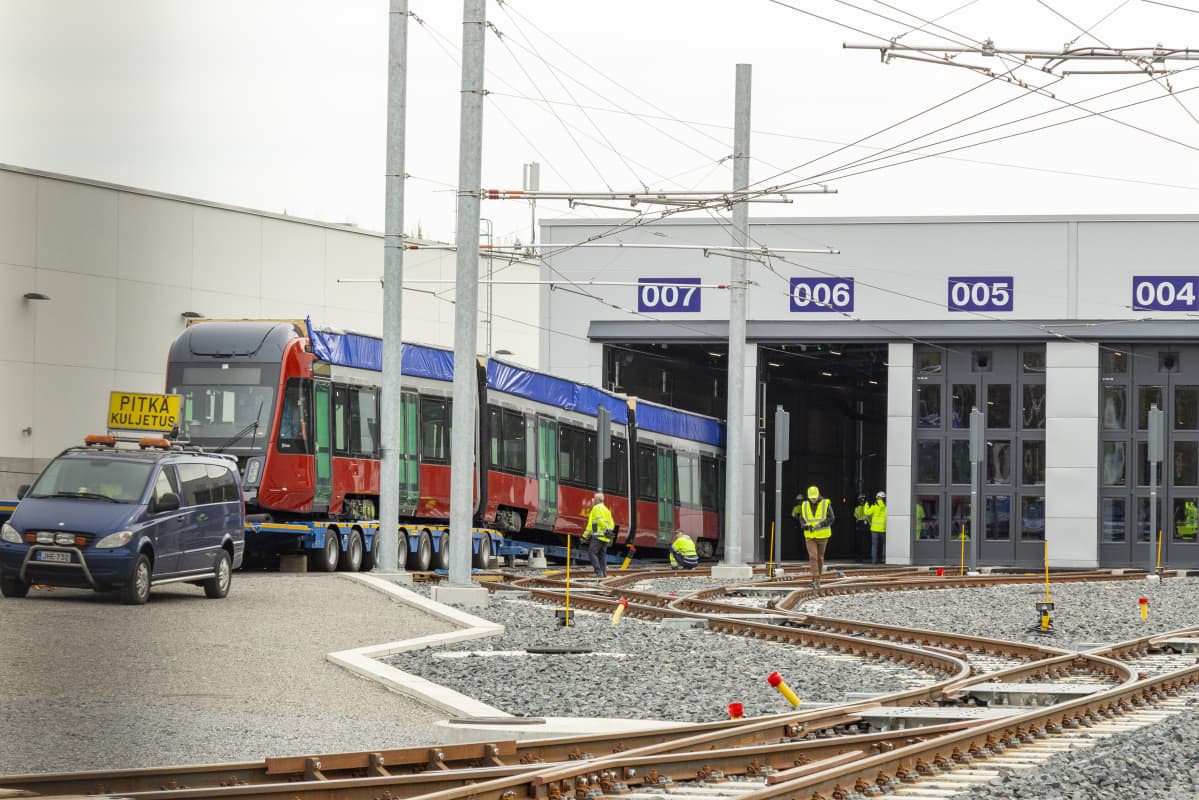 Ensimmäinen raitiovaunu siirtymässä Tampereen Ratikan varikkohalliin