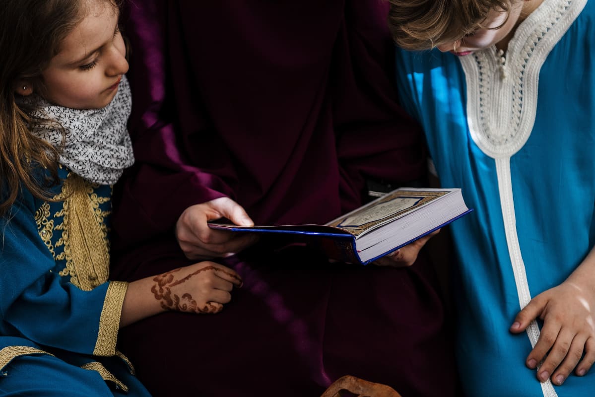 Iltapäivällä Nadia, Liliya ja Rayan rukoilevat perheen yläkerrassa asr-rukouksen. Se on päivän kolmas rukous, ja silloin, kuten aina, muslimit kääntävät kasvonsa kohti Mekkaa. Rukouksen jälkeen tutkitaan Koraania.