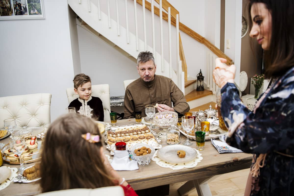 Kuvassa Rayan, Mathias, Liliya ja Nadia nauttivat marokkolaisen herkkupöydän antimista, kun paastokuukausi ramadan on ohi.