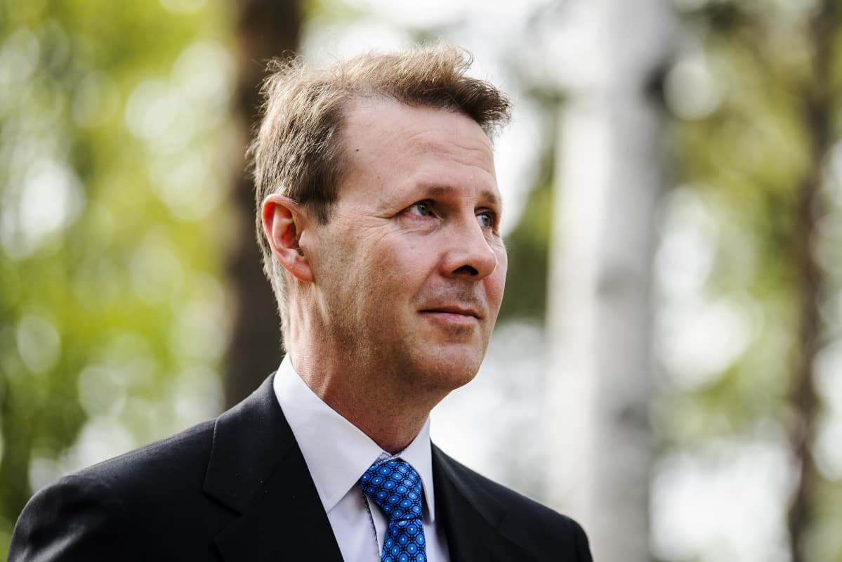 Kuvassa on Risto Siilasmaa. Taustalla näkyy pieni metsikkö.