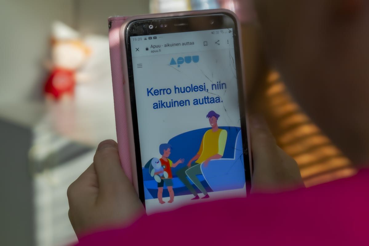 Apuu.fi -sivusto auki lapsen kännykässä.