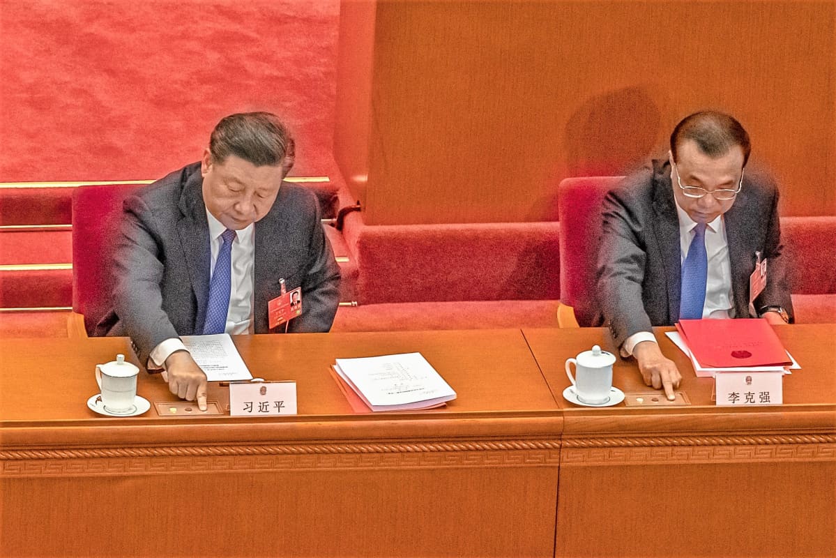 Xi Jinping ha Li Keqiang äänestävät Kiinan kansankongressin istunnossa.