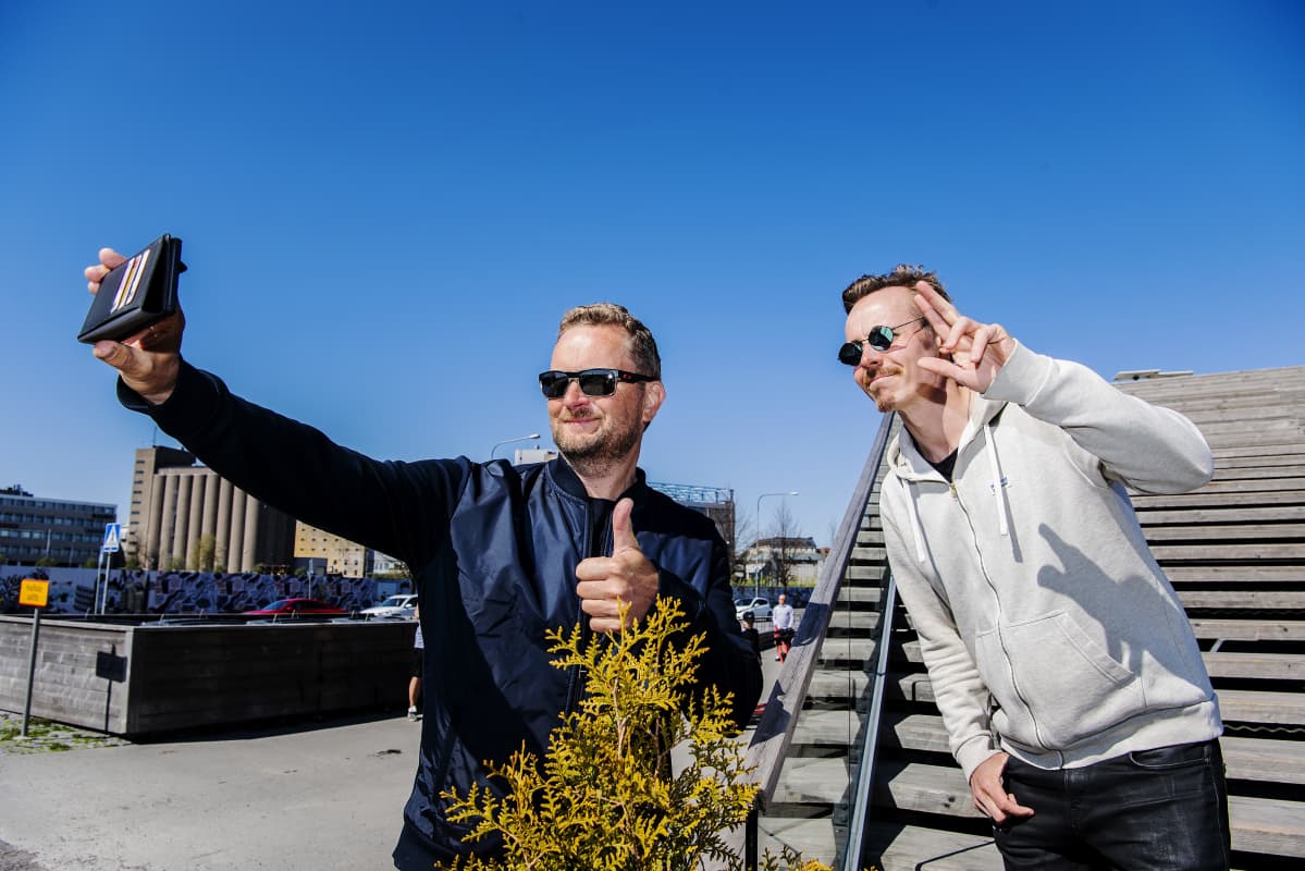 Näyttelijä Jasper Pääkkönen kuvattiin Helsingin Hernesaaressa aurinkoisena päivänä toukokuun lopulla.