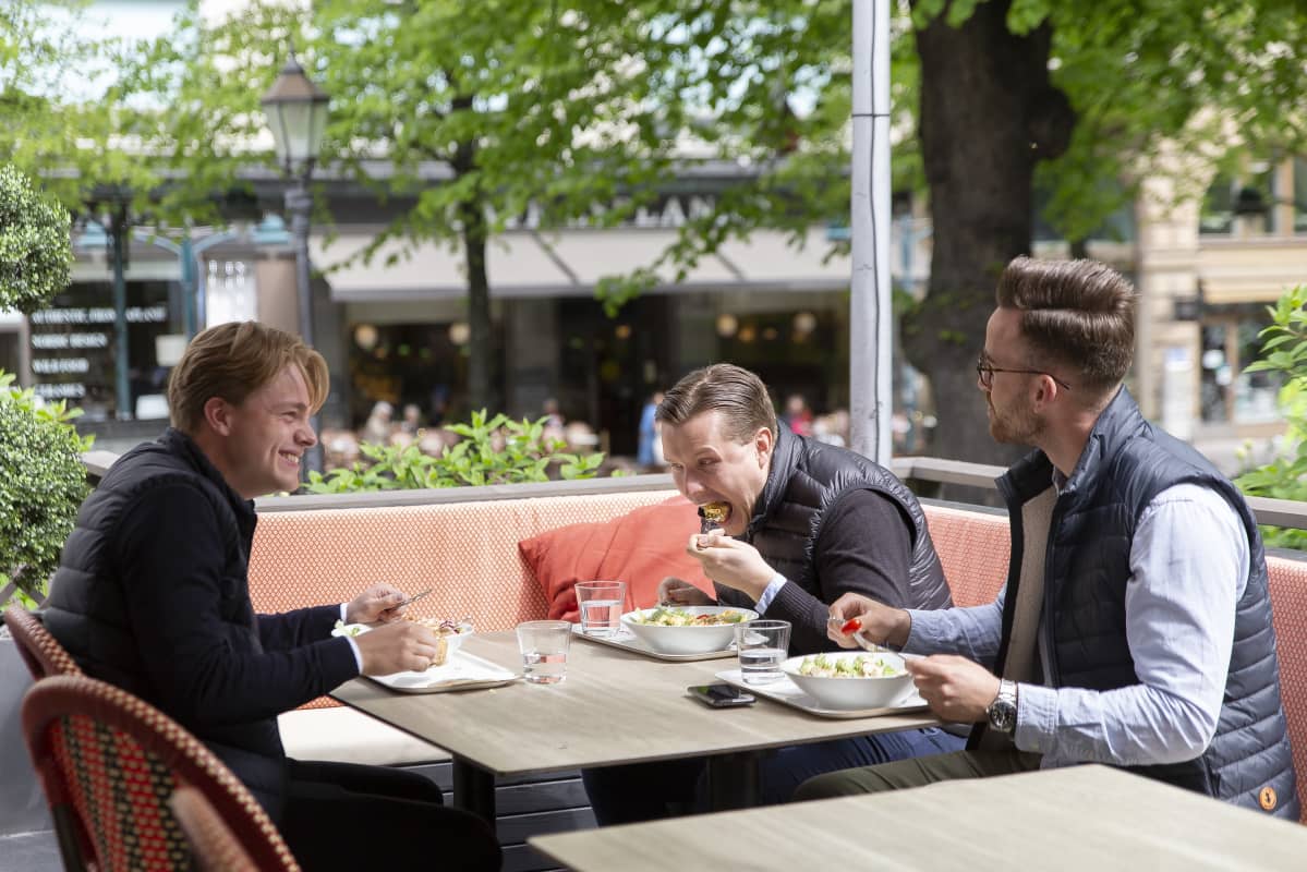 Valtteri Heikkala, Olli Autio ja Mika Kallio syömössä Ravintola Teatterin terassilla.