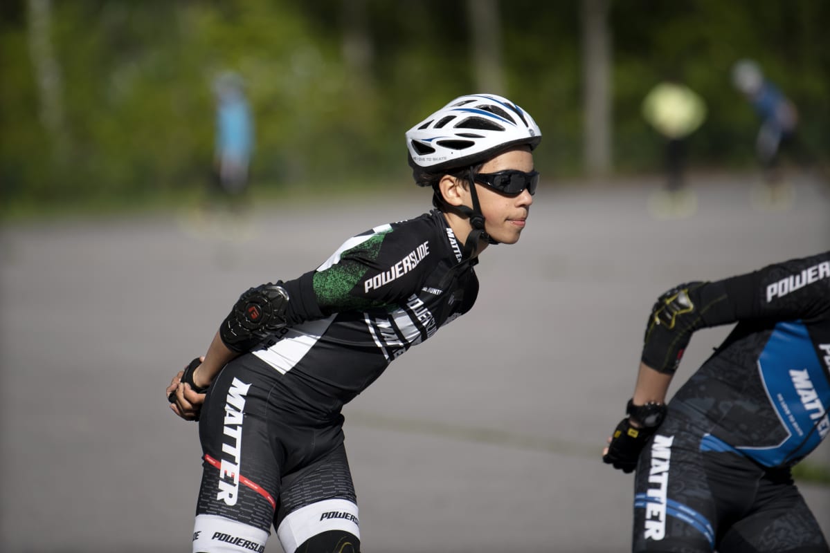 Elias Waldén rullaluistelee Pirkkolan liikuntapuiston rullaluistinradalla.