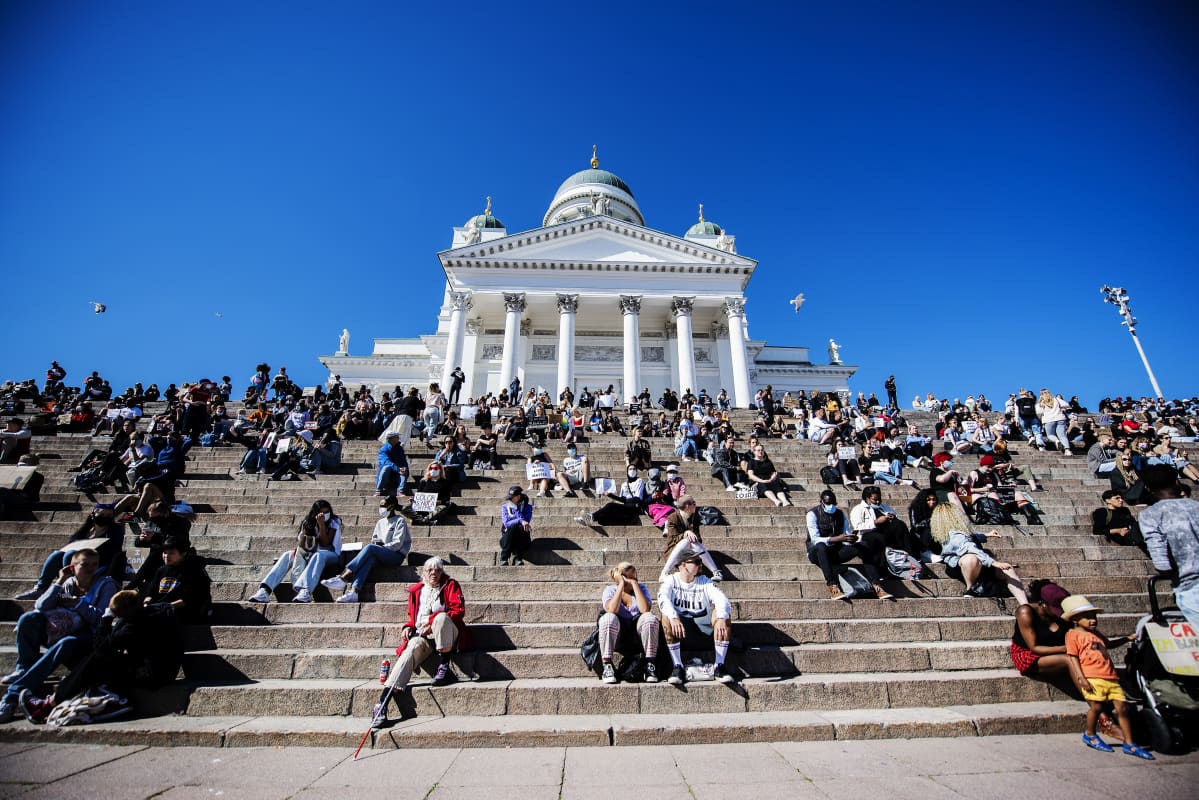 Helsingin Senaatintorilla oli 3. kesäkuuta 2020 tuhansia ihmisiä, jotka osallistuivat Black lives matter -mielenosoitukseen.