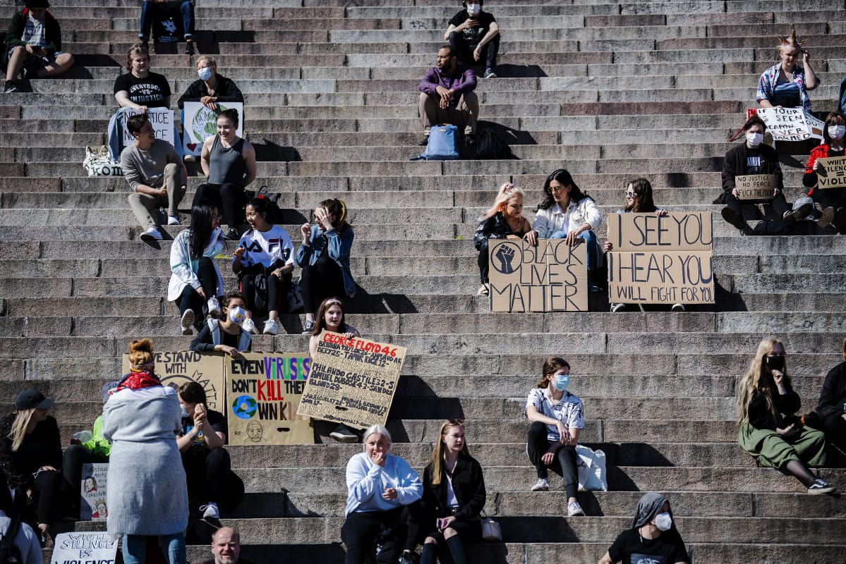 Helsingin Senaatintorilla oli 3. kesäkuuta 2020 tuhansia ihmisiä, jotka osallistuivat Black lives matter -mielenosoitukseen.
