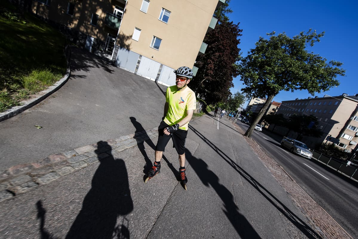 Kuvassa Panu Tuominen rullaluistelee Helsingin keskustan liepeillä kesäkuussa 2020.