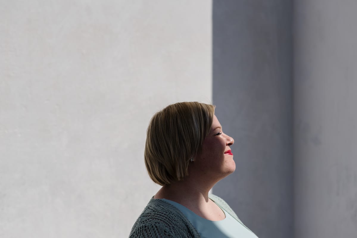 Kuvassa Helsingin keskustassa on Keskustan Annika Saarikko, joka on parhaillaan perhevapaalla. Saarikko palaa työhönsä tiede- ja kulttuuriministeriksi elokuussa.