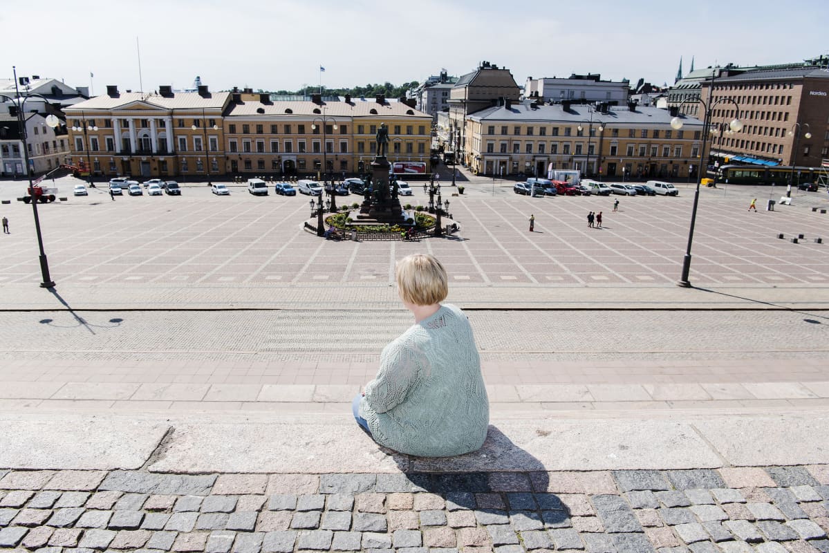 Kuvassa Helsingin keskustassa on Keskustan Annika Saarikko, joka on parhaillaan perhevapaalla. Saarikko palaa työhönsä tiede- ja kulttuuriministeriksi elokuussa.