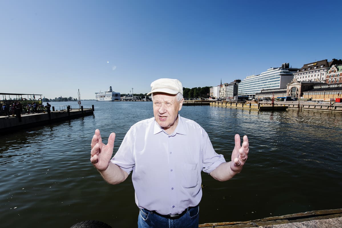 Kuvassa on poliitikko Seppo Kääriäinen Helsingin Kauppatorilla kesäkuussa 2020.