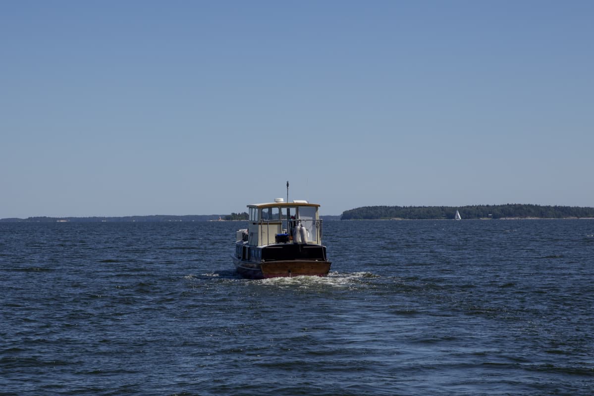 Myymälailaiva merellä.