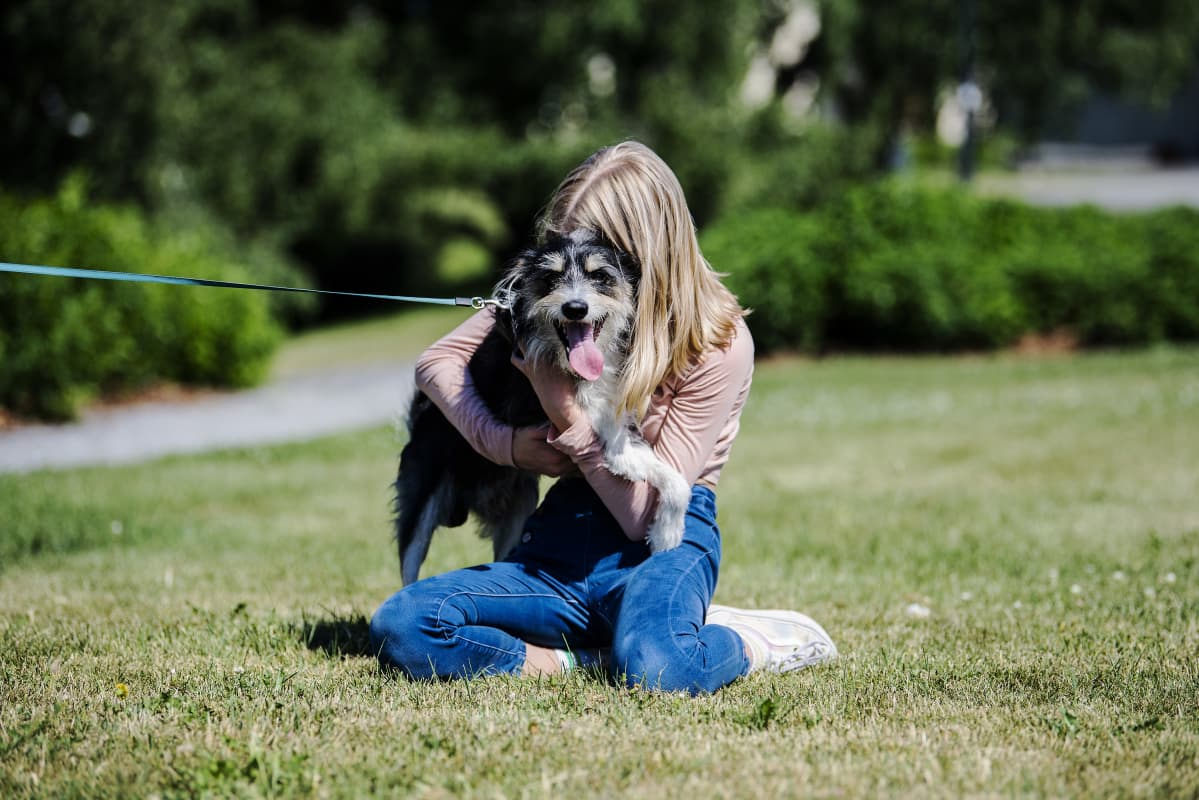 Tamperelainen tyttö hyötyi saatuaan itselleen ADHD-lääkityksen. Tyttö valokuvattiin äitinsä kanssa Tampereella aurinkoisena päivänä kesäkuussa 2020.