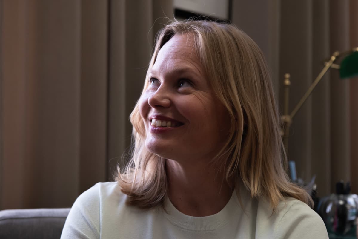 Hanna Kosonen istuu toimistossaan kulttuuriministeriössä.