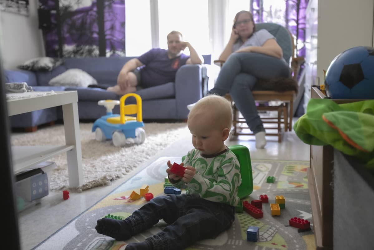 Vanhemmat katselevat kun lapsi leikkii