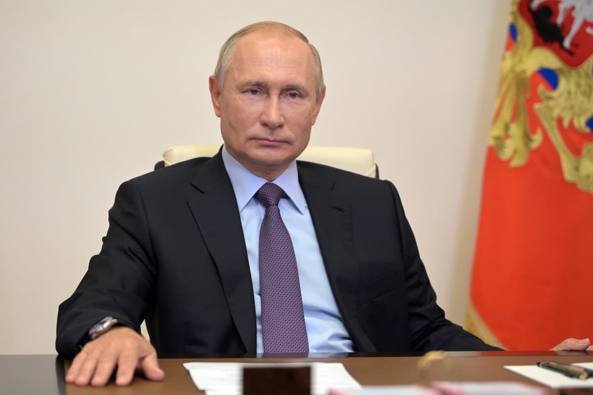 Vladimir Putin istumassa.