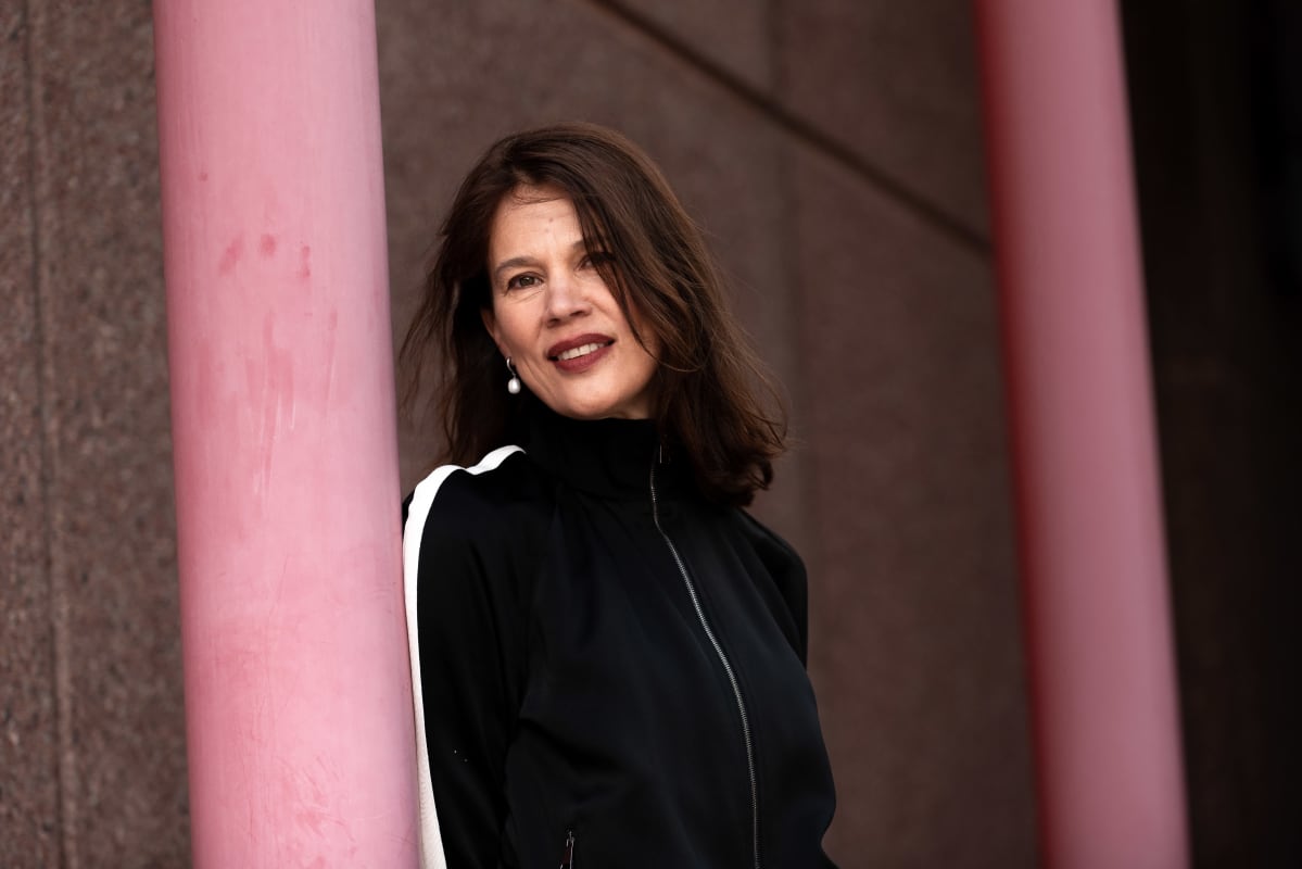 Elina Pylkkänen nojaa punaiseen pylvääseen.