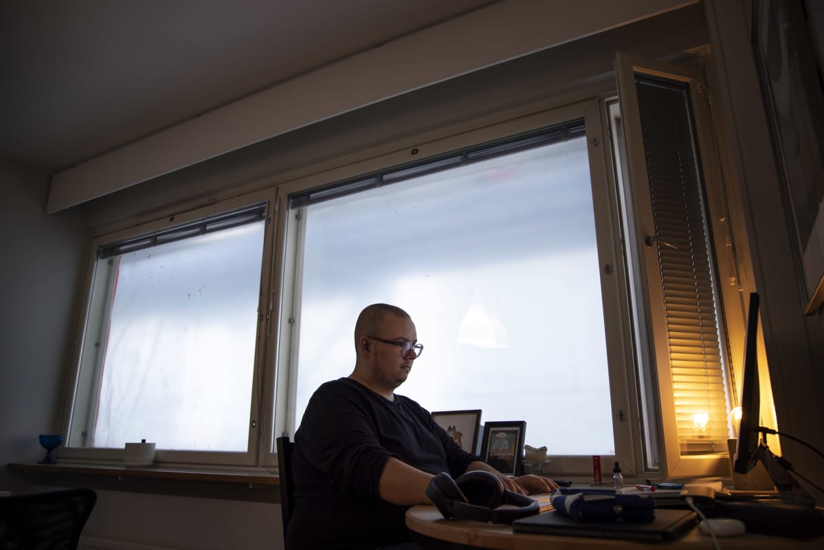 Benjamin Molini kotonaan Haagassa tietokoneen ääressä. Asunnon ikkunoista ei näy ulos eikä niitä saa auki, sillä talossa on käynnissä suuri julkisivuremontti.