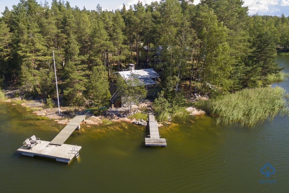 Myytävänä oleva kesämökki Uudenkapöungin Pyhämaassa.
