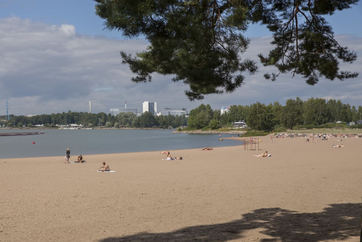 Hietaniemen uimaranta, vähän ihmisiä rannalla.