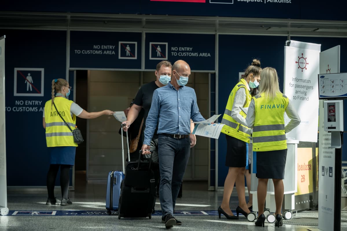 Finavian koronan infopiste Suomeen tuleville, Helsinki-Vantaan lentoasema, 11.8.2020.