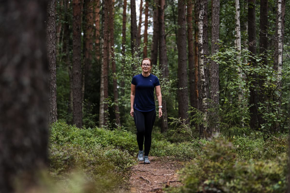 Väitäskirjatutkija Laura Sares-Jäske kuvattiin metsässä elokuussa 2020.